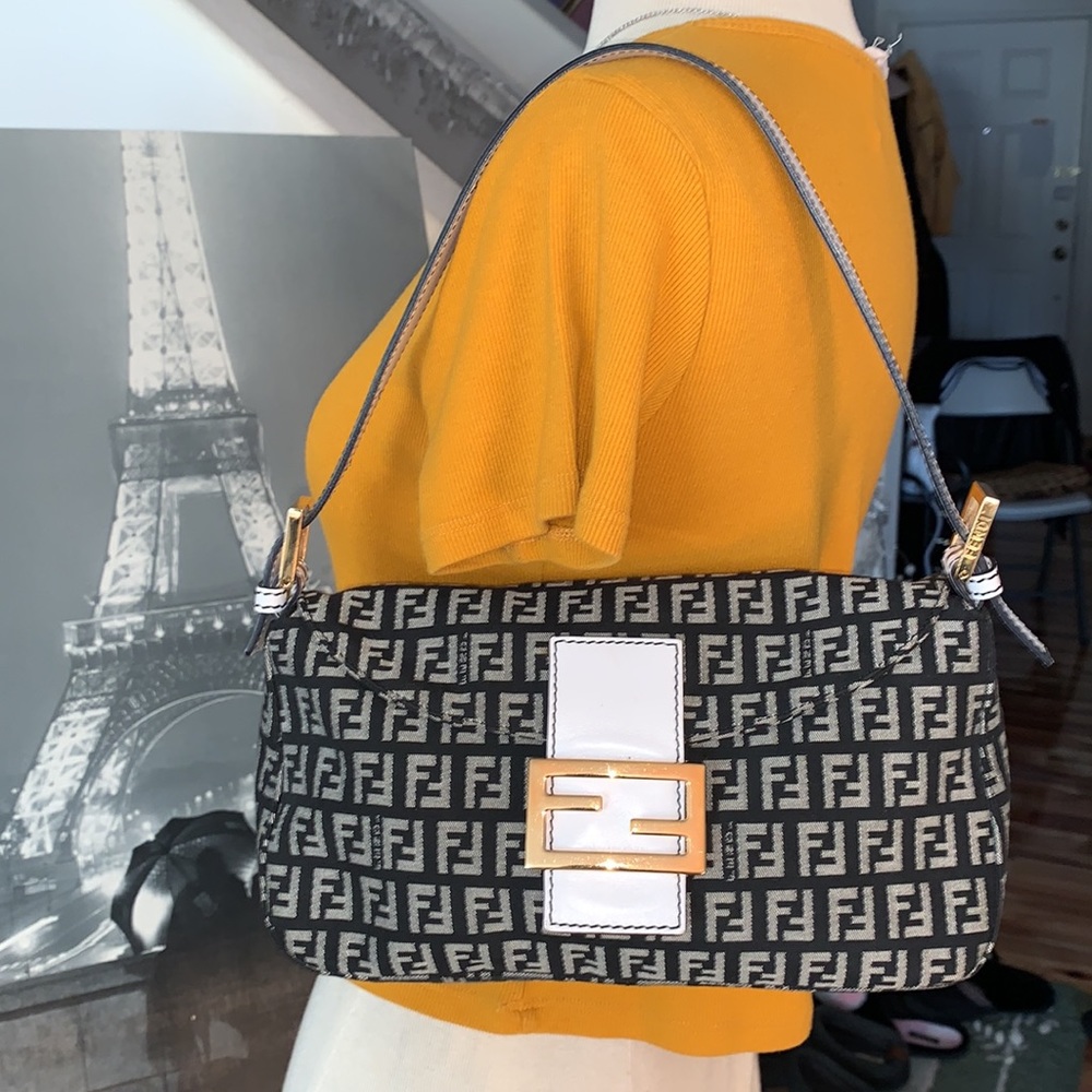 Fendi Baguette, Navy with gold hardware ⭐